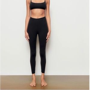 Skims fits everybody legging size small (but fits larger)